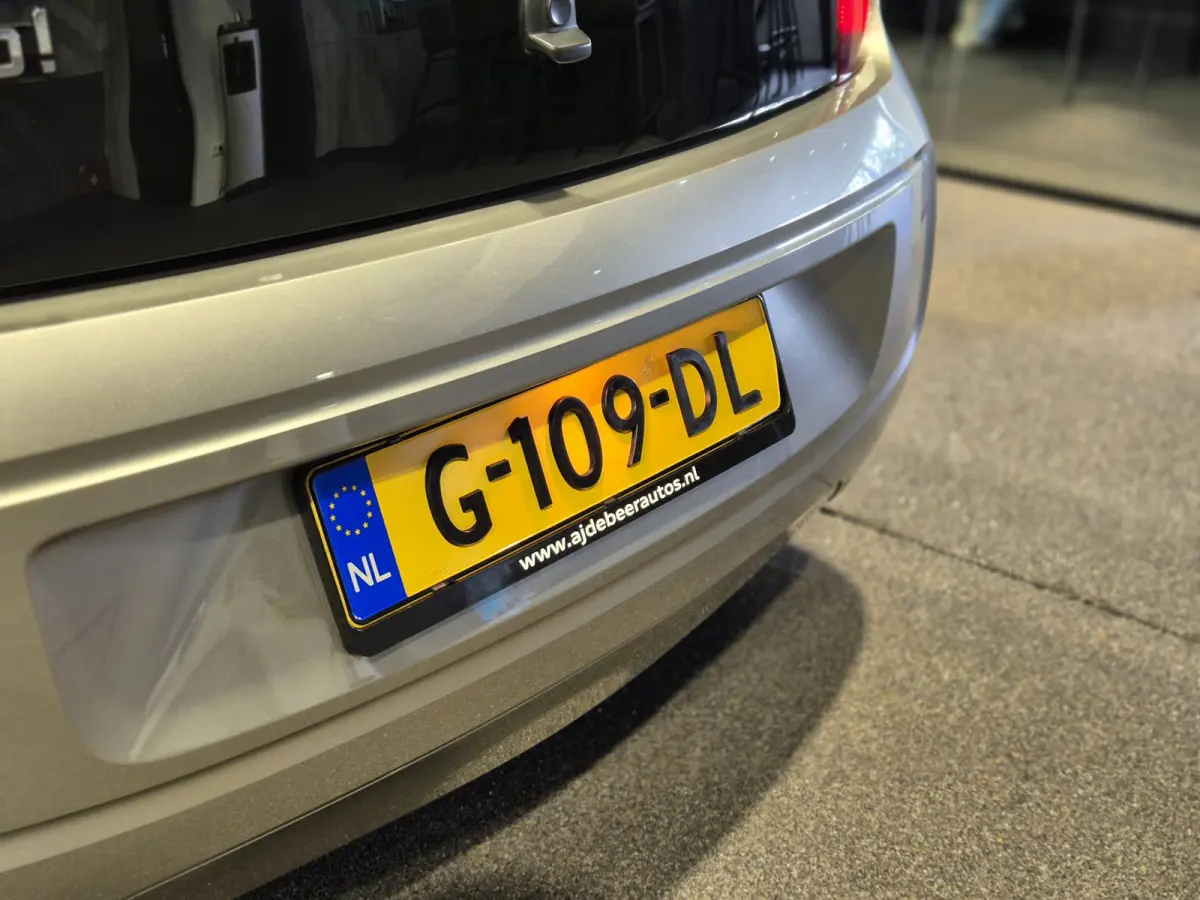Up! 1.0 high up! BlueMotion Volleder | Navigatie | BT | Verw. stoelen Mooie auto