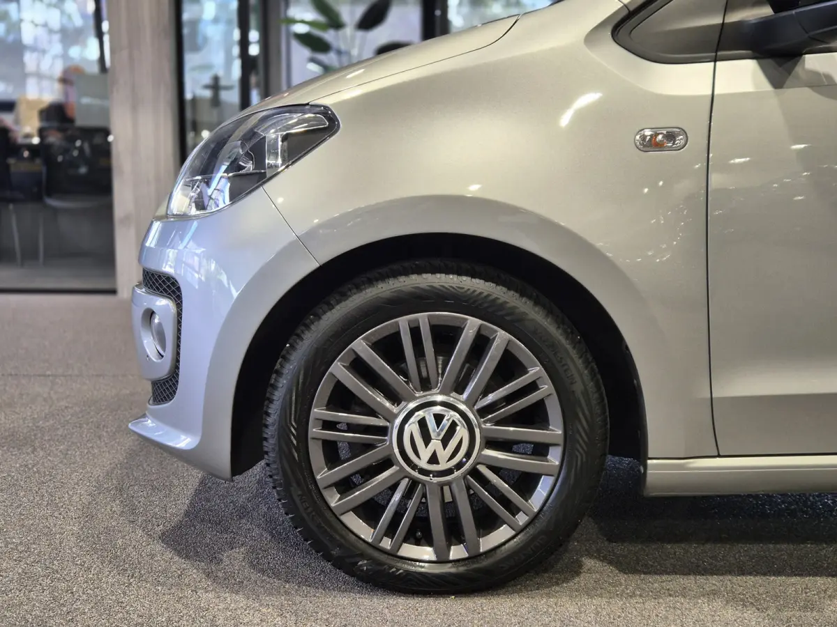 Up! 1.0 high up! BlueMotion Volleder | Navigatie | BT | Verw. stoelen Mooie auto