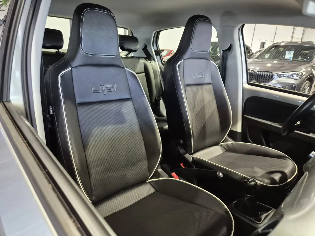 Up! 1.0 high up! BlueMotion Volleder | Navigatie | BT | Verw. stoelen Mooie auto