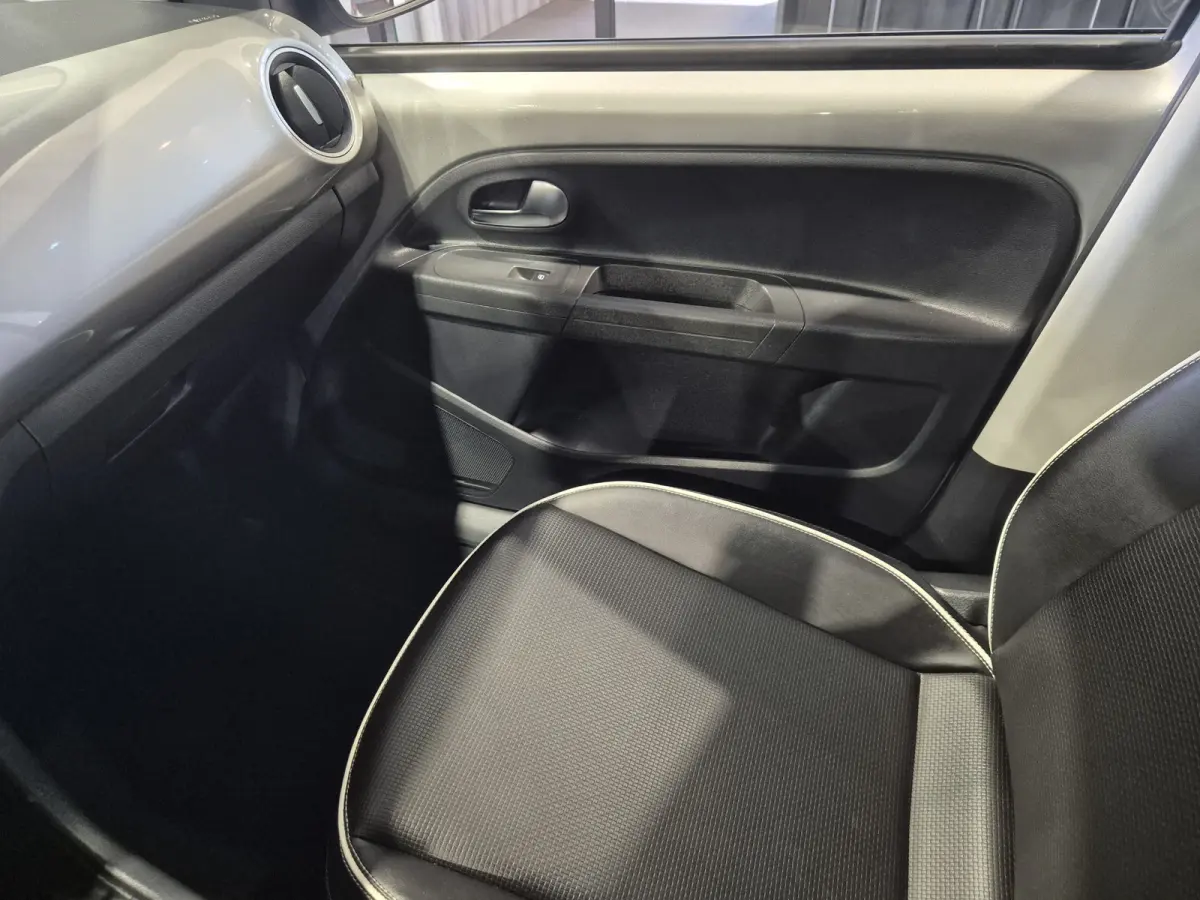 Up! 1.0 high up! BlueMotion Volleder | Navigatie | BT | Verw. stoelen Mooie auto