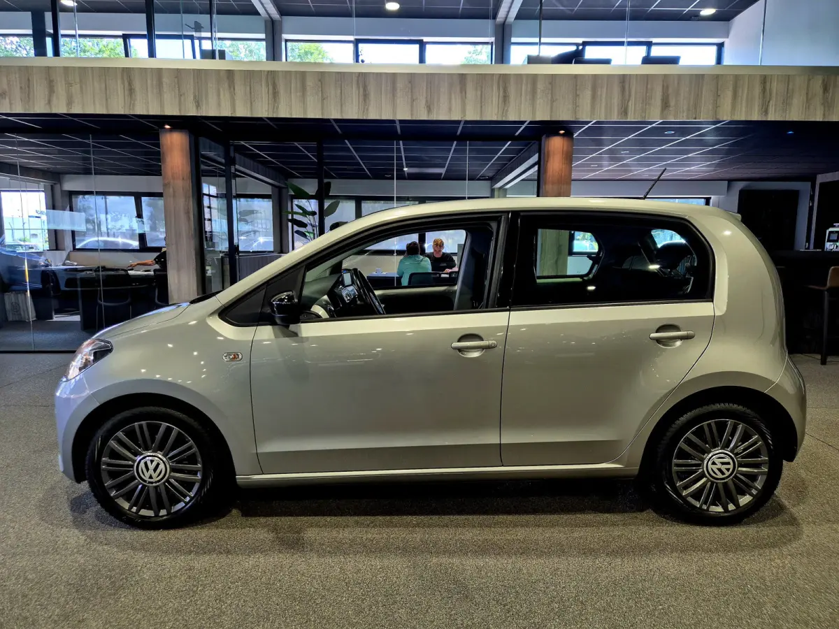 Up! 1.0 high up! BlueMotion Volleder | Navigatie | BT | Verw. stoelen Mooie auto