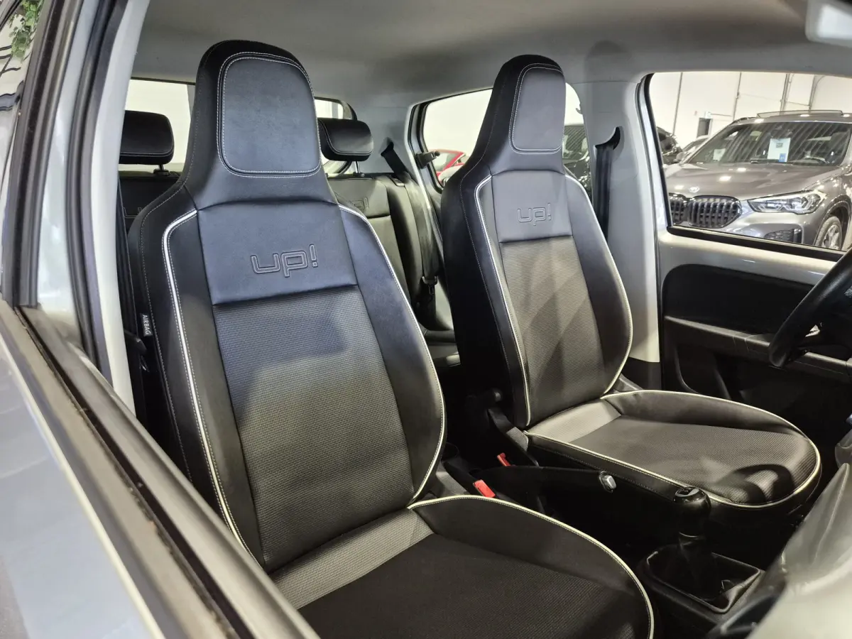 Up! 1.0 high up! BlueMotion Volleder | Navigatie | BT | Verw. stoelen Mooie auto