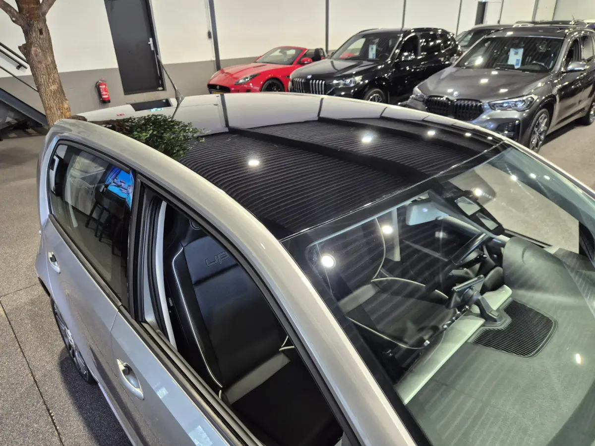 Up! 1.0 high up! BlueMotion Volleder | Navigatie | BT | Verw. stoelen Mooie auto