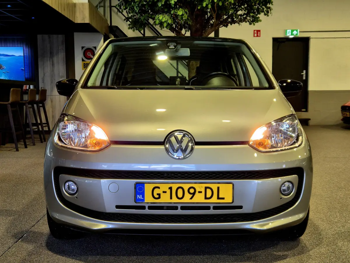 Up! 1.0 high up! BlueMotion Volleder | Navigatie | BT | Verw. stoelen Mooie auto