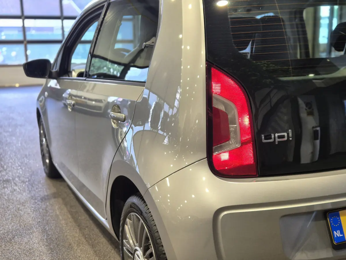 Up! 1.0 high up! BlueMotion Volleder | Navigatie | BT | Verw. stoelen Mooie auto