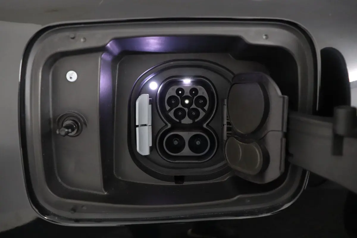 E Favoured M 66.5 kWh | SOH 100% | Pakket M | Head Up | Panoramadak