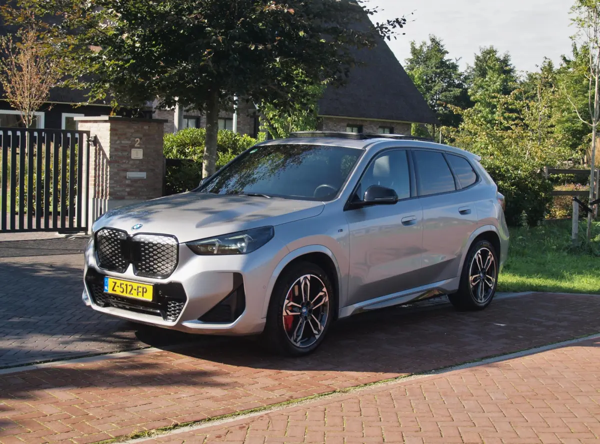 xDrive30 67 kWh Panoramadak | Camera | Sfeerverlichting | Apple Carplay | Sportstoelen | NL-Auto |