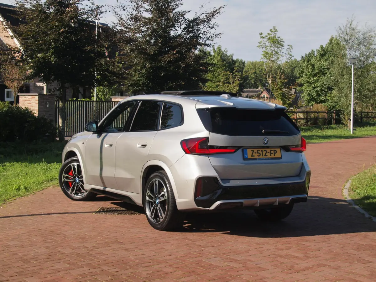 xDrive30 67 kWh Panoramadak | Camera | Sfeerverlichting | Apple Carplay | Sportstoelen | NL-Auto |