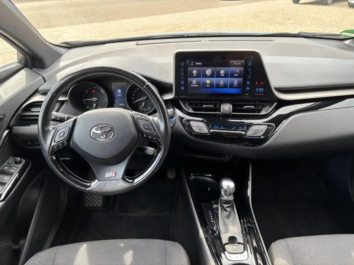 1.8 Hybrid Dynamic / NL auto / Trekhaak Afneembaar / Camera / Navi / Stoelverwarming /