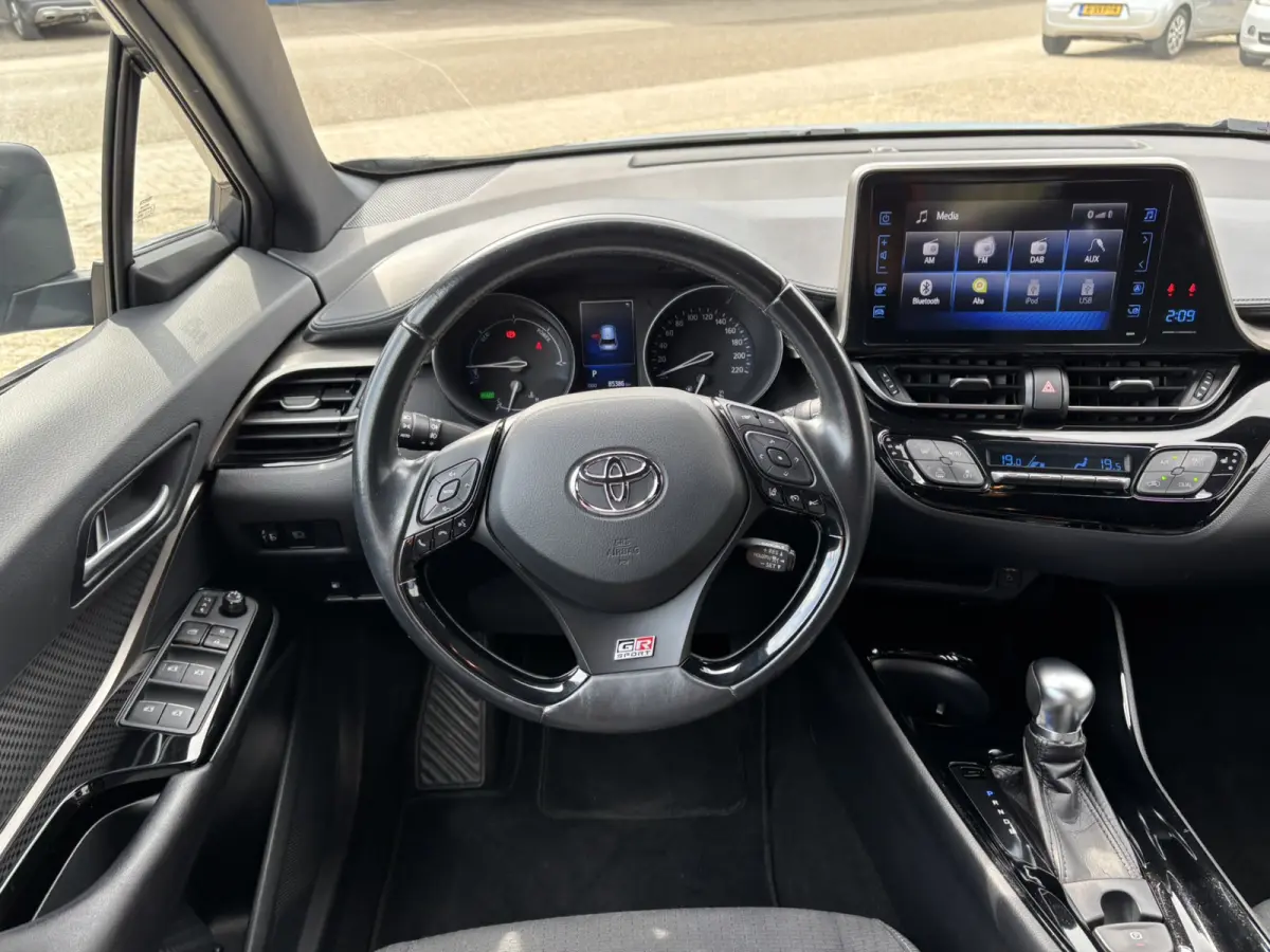 1.8 Hybrid Dynamic / NL auto / Trekhaak Afneembaar / Camera / Navi / Stoelverwarming /