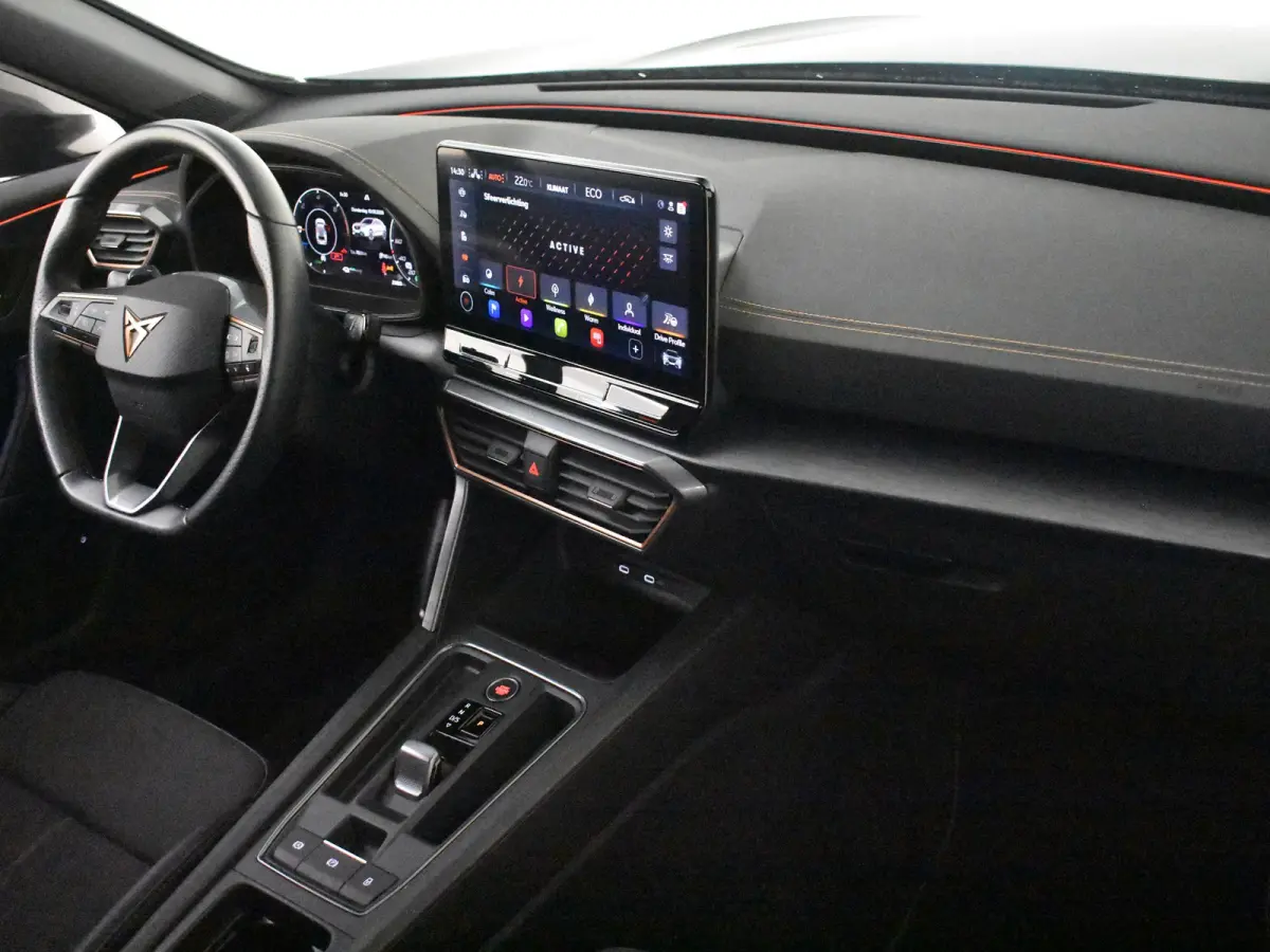 VZ e-Hybrid | Trekhaak uitklapbaar | Achteruitrijcamera | Stoel/stuurverw | Keyless | Cruise control adapt | Climate control | Dodehoek | Navi | DAB | LED | 19"LMV