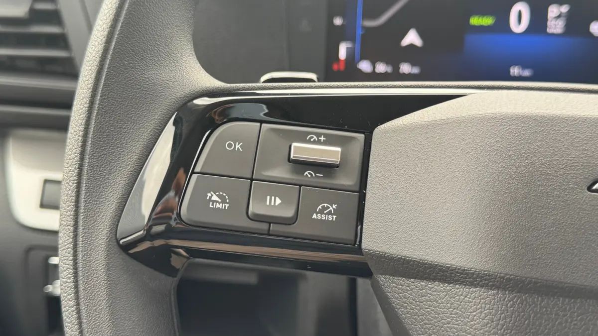 gesloten Bestelwagen Standaard - Electric L3 | Elektrisch bedienbare en verwarmde buitenspiegels | Geïsoleerde comfort scheidingswand met vaste ruit | Houten afwerking laadruimte