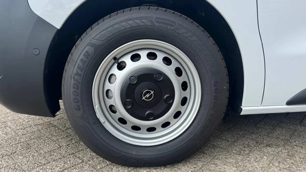 gesloten Bestelwagen Standaard - Electric L3 | Elektrisch bedienbare en verwarmde buitenspiegels | Geïsoleerde comfort scheidingswand met vaste ruit | Houten afwerking laadruimte
