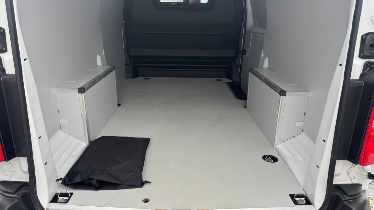 gesloten Bestelwagen Standaard - Electric L3 | Elektrisch bedienbare en verwarmde buitenspiegels | Geïsoleerde comfort scheidingswand met vaste ruit | Houten afwerking laadruimte