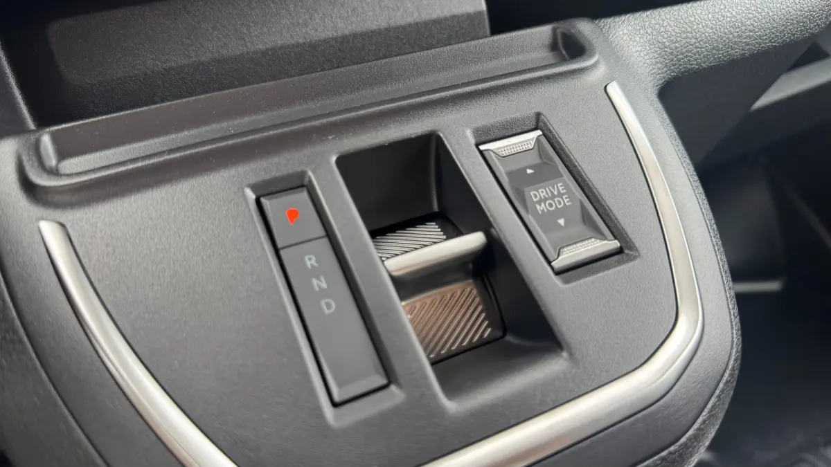 gesloten Bestelwagen Standaard - Electric L3 | Elektrisch bedienbare en verwarmde buitenspiegels | Geïsoleerde comfort scheidingswand met vaste ruit | Houten afwerking laadruimte