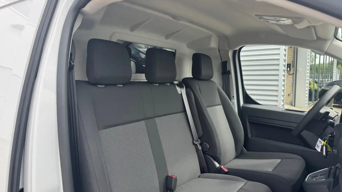 gesloten Bestelwagen Standaard - Electric L3 | Elektrisch bedienbare en verwarmde buitenspiegels | Geïsoleerde comfort scheidingswand met vaste ruit | Houten afwerking laadruimte