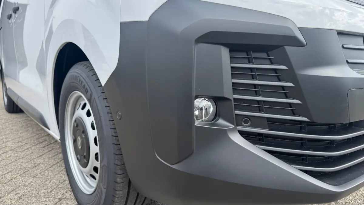 gesloten Bestelwagen Standaard - Electric L3 | Elektrisch bedienbare en verwarmde buitenspiegels | Geïsoleerde comfort scheidingswand met vaste ruit | Houten afwerking laadruimte