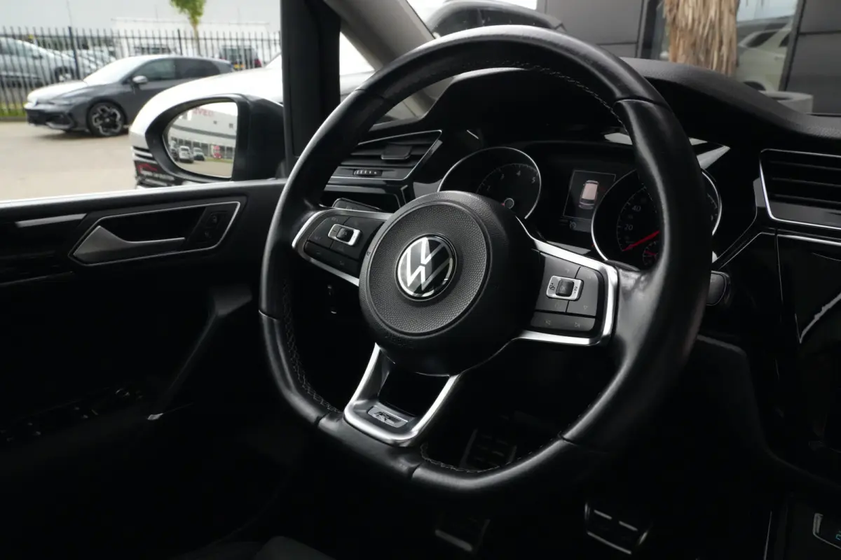 1.8 TSI Highline Business R 7p | 180pk | Pano | ACC | Camera | Volkswagen Touran 1.8 TSI Highline Business R 7P met 1.8 viercilinder benzinemotor en 7-traps DSG automaat, goed voor 179 PK. Z