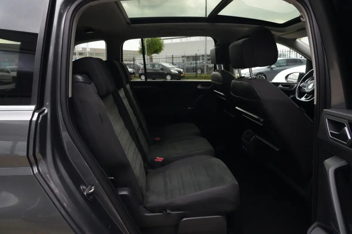 1.8 TSI Highline Business R 7p | 180pk | Pano | ACC | Camera | Volkswagen Touran 1.8 TSI Highline Business R 7P met 1.8 viercilinder benzinemotor en 7-traps DSG automaat, goed voor 179 PK. Z