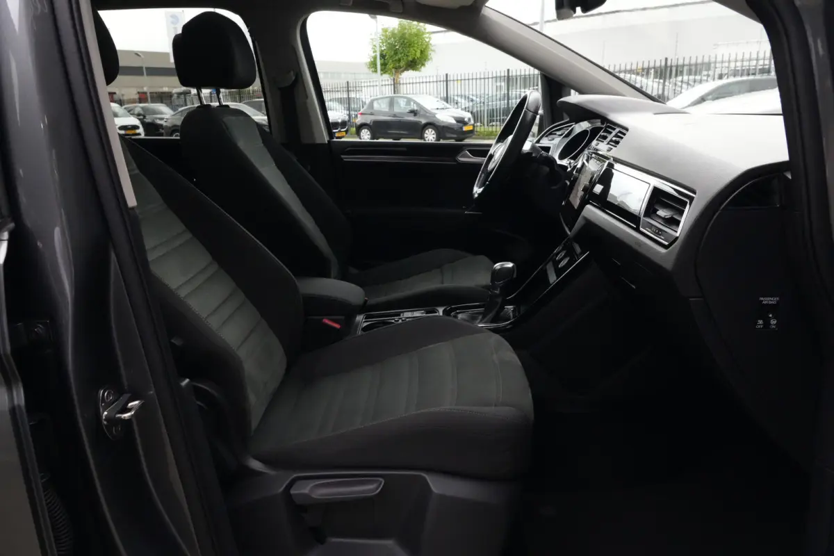 1.8 TSI Highline Business R 7p | 180pk | Pano | ACC | Camera | Volkswagen Touran 1.8 TSI Highline Business R 7P met 1.8 viercilinder benzinemotor en 7-traps DSG automaat, goed voor 179 PK. Z