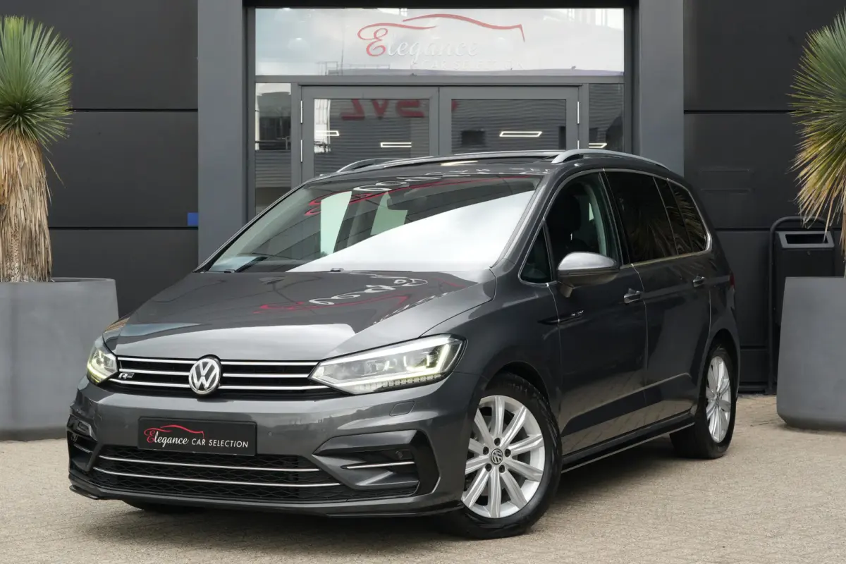 1.8 TSI Highline Business R 7p | 180pk | Pano | ACC | Camera | Volkswagen Touran 1.8 TSI Highline Business R 7P met 1.8 viercilinder benzinemotor en 7-traps DSG automaat, goed voor 179 PK. Z