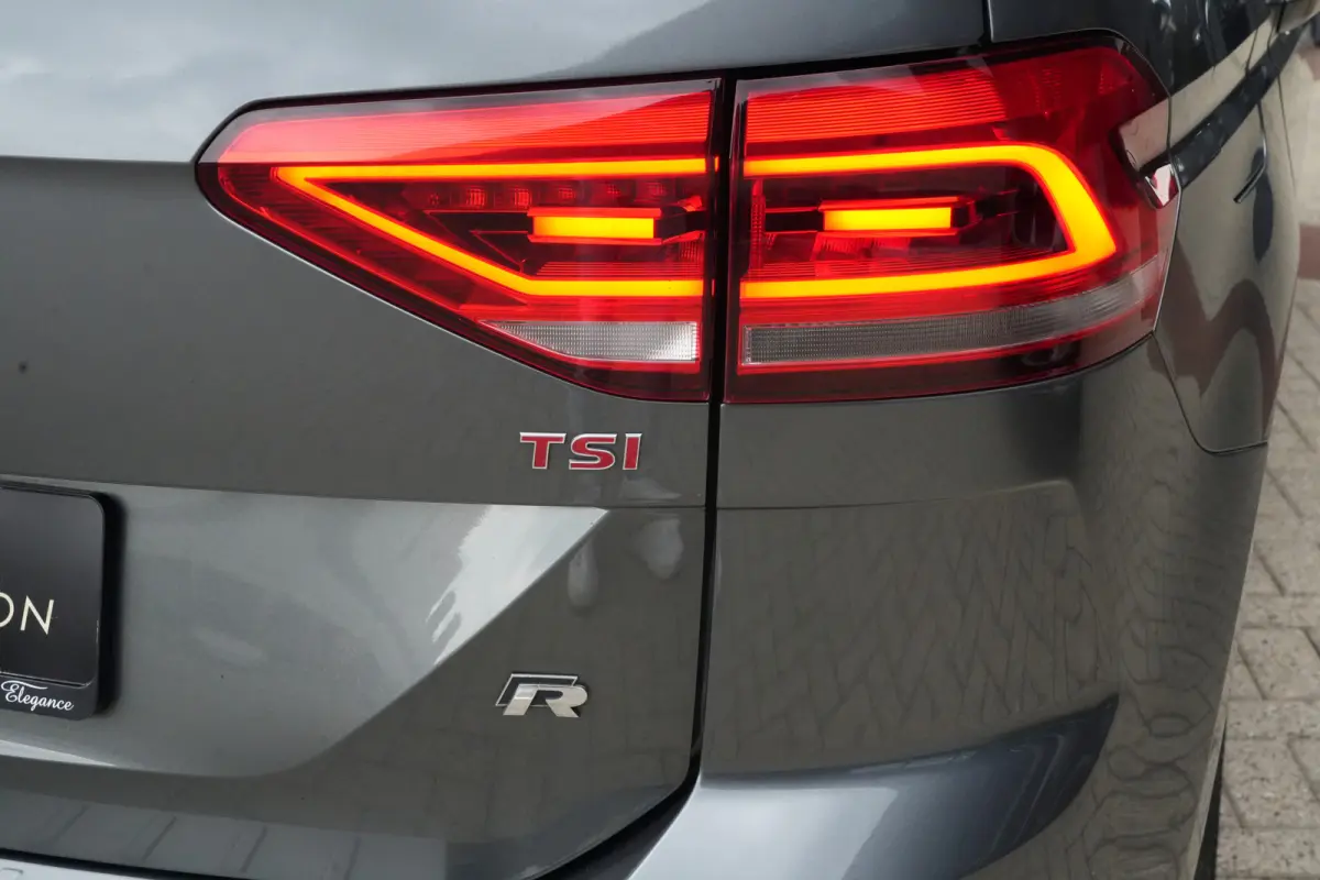 1.8 TSI Highline Business R 7p | 180pk | Pano | ACC | Camera | Volkswagen Touran 1.8 TSI Highline Business R 7P met 1.8 viercilinder benzinemotor en 7-traps DSG automaat, goed voor 179 PK. Z
