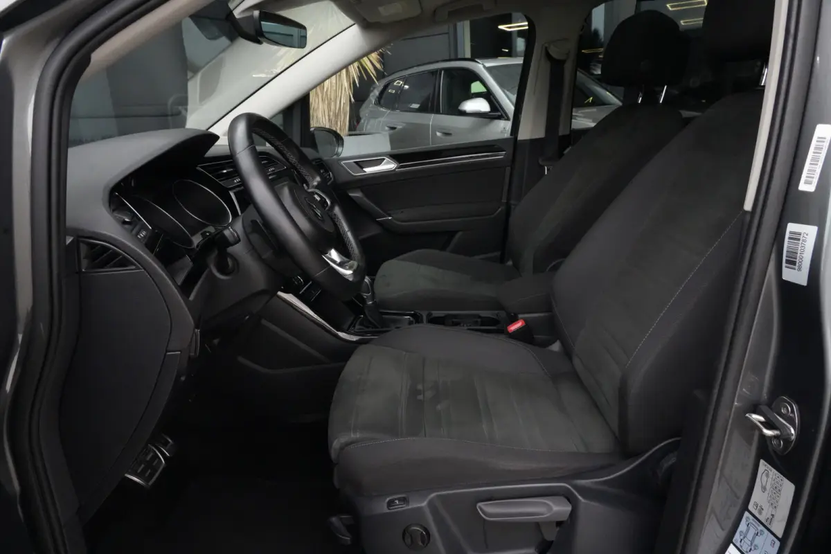 1.8 TSI Highline Business R 7p | 180pk | Pano | ACC | Camera | Volkswagen Touran 1.8 TSI Highline Business R 7P met 1.8 viercilinder benzinemotor en 7-traps DSG automaat, goed voor 179 PK. Z