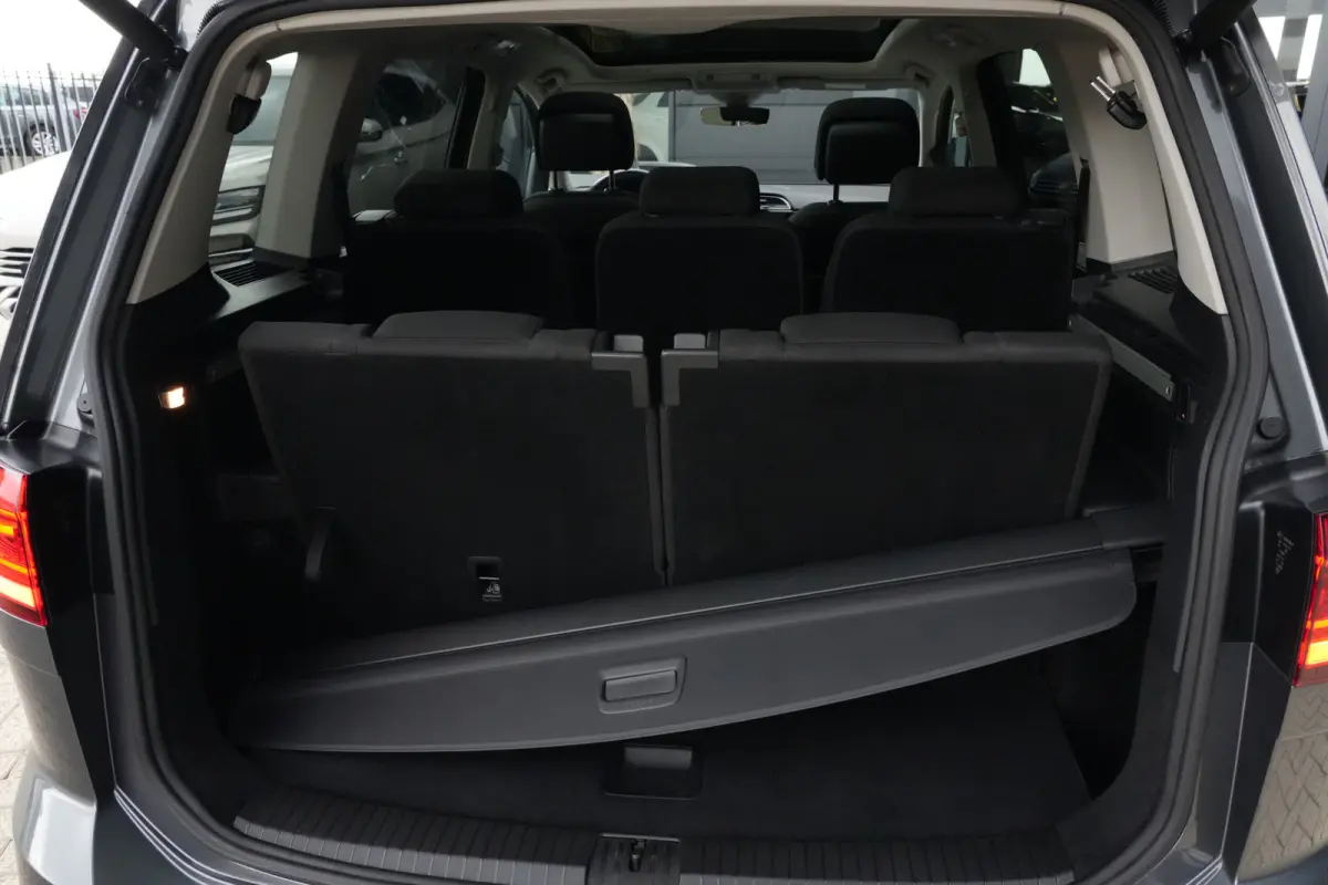 1.8 TSI Highline Business R 7p | 180pk | Pano | ACC | Camera | Volkswagen Touran 1.8 TSI Highline Business R 7P met 1.8 viercilinder benzinemotor en 7-traps DSG automaat, goed voor 179 PK. Z