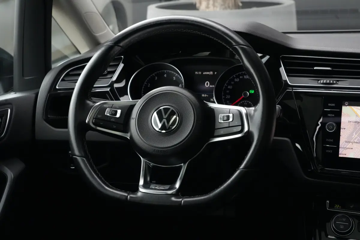 1.8 TSI Highline Business R 7p | 180pk | Pano | ACC | Camera | Volkswagen Touran 1.8 TSI Highline Business R 7P met 1.8 viercilinder benzinemotor en 7-traps DSG automaat, goed voor 179 PK. Z