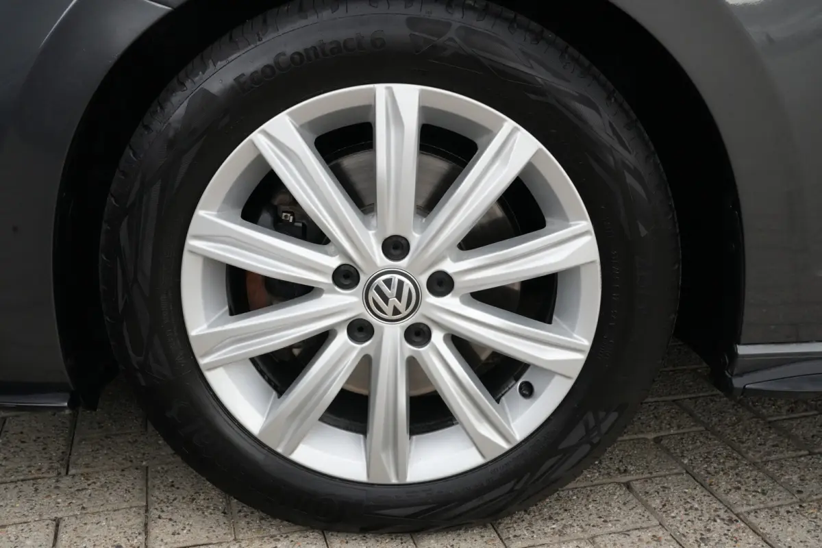1.8 TSI Highline Business R 7p | 180pk | Pano | ACC | Camera | Volkswagen Touran 1.8 TSI Highline Business R 7P met 1.8 viercilinder benzinemotor en 7-traps DSG automaat, goed voor 179 PK. Z