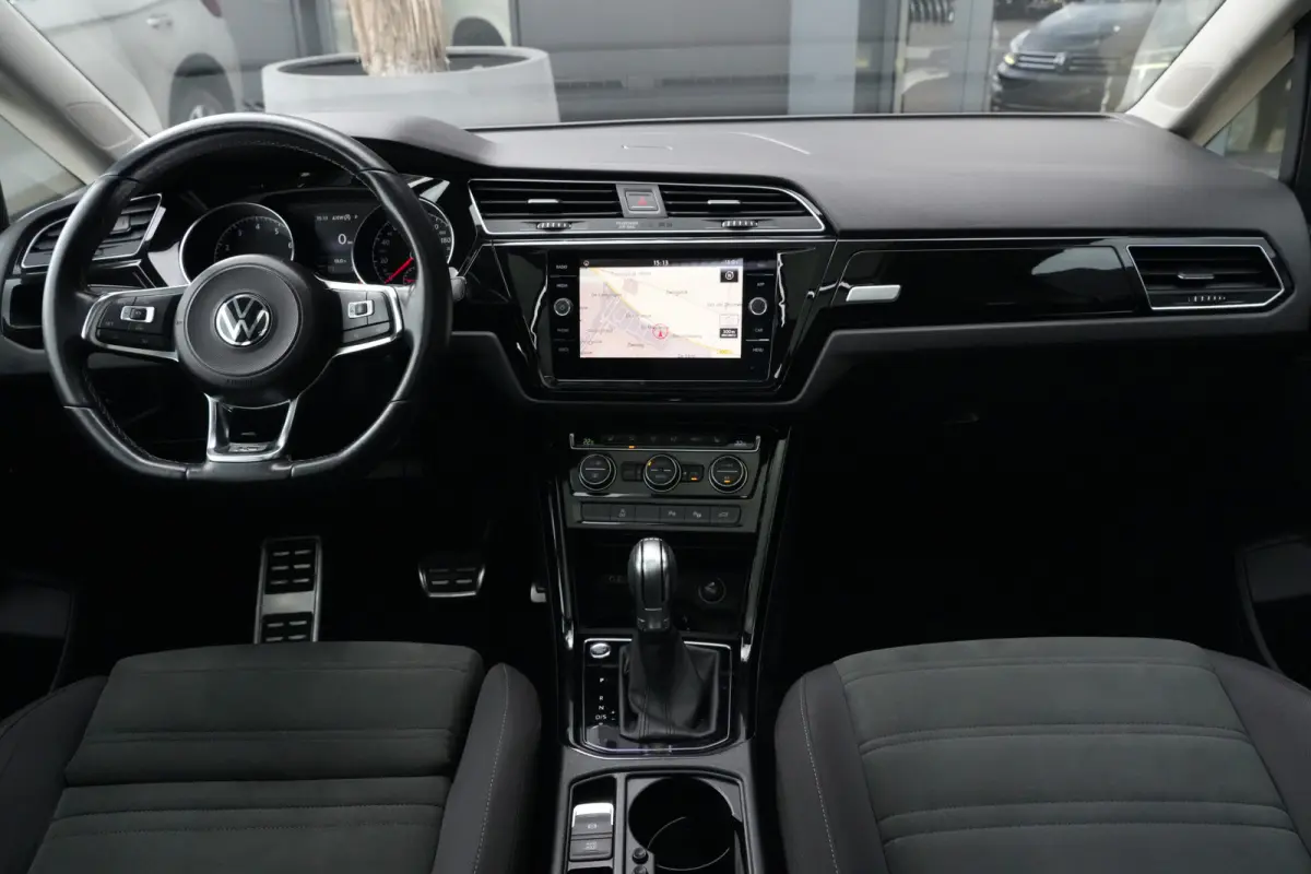 1.8 TSI Highline Business R 7p | 180pk | Pano | ACC | Camera | Volkswagen Touran 1.8 TSI Highline Business R 7P met 1.8 viercilinder benzinemotor en 7-traps DSG automaat, goed voor 179 PK. Z