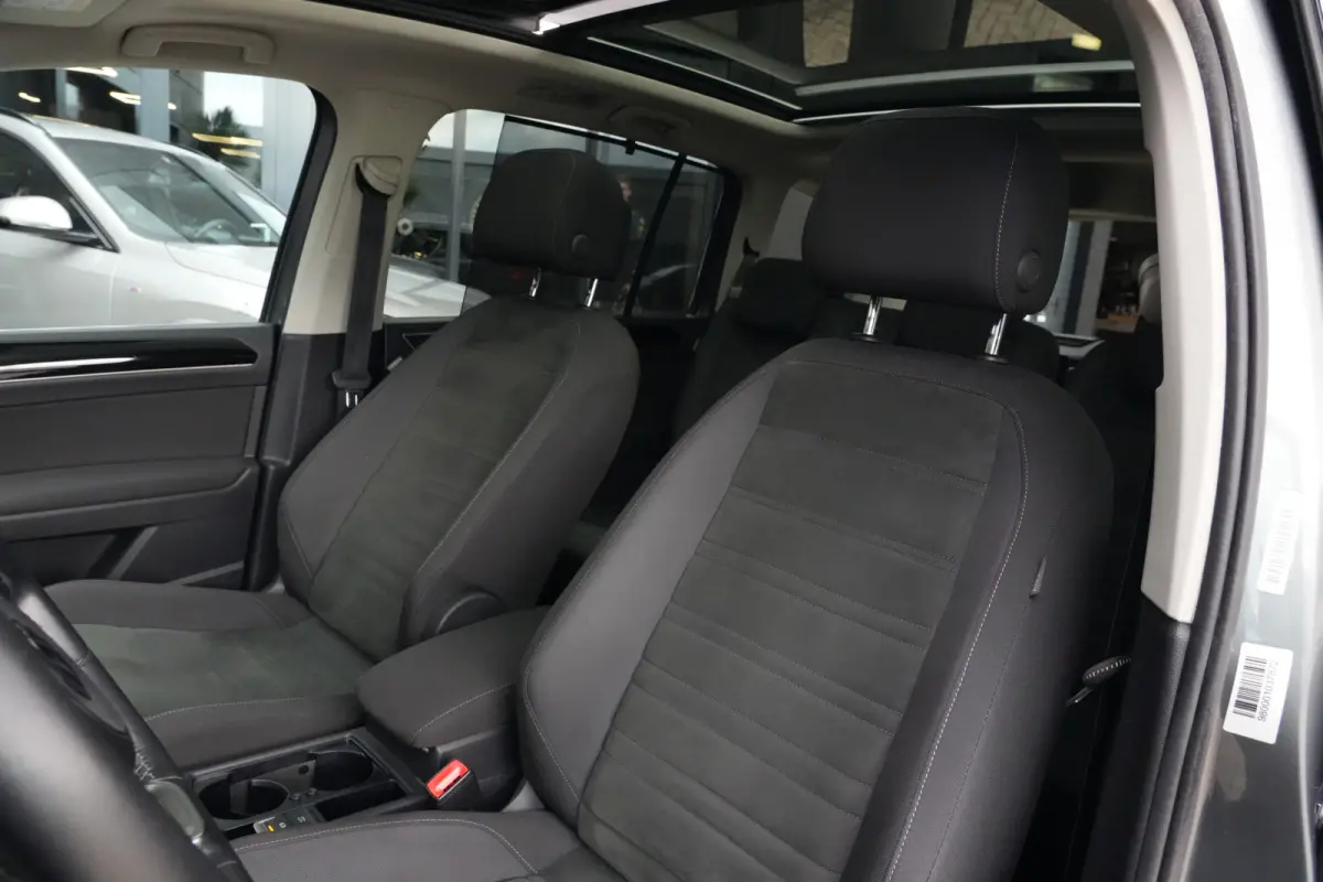 1.8 TSI Highline Business R 7p | 180pk | Pano | ACC | Camera | Volkswagen Touran 1.8 TSI Highline Business R 7P met 1.8 viercilinder benzinemotor en 7-traps DSG automaat, goed voor 179 PK. Z