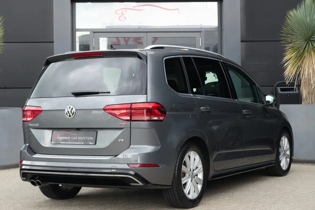 1.8 TSI Highline Business R 7p | 180pk | Pano | ACC | Camera | Volkswagen Touran 1.8 TSI Highline Business R 7P met 1.8 viercilinder benzinemotor en 7-traps DSG automaat, goed voor 179 PK. Z