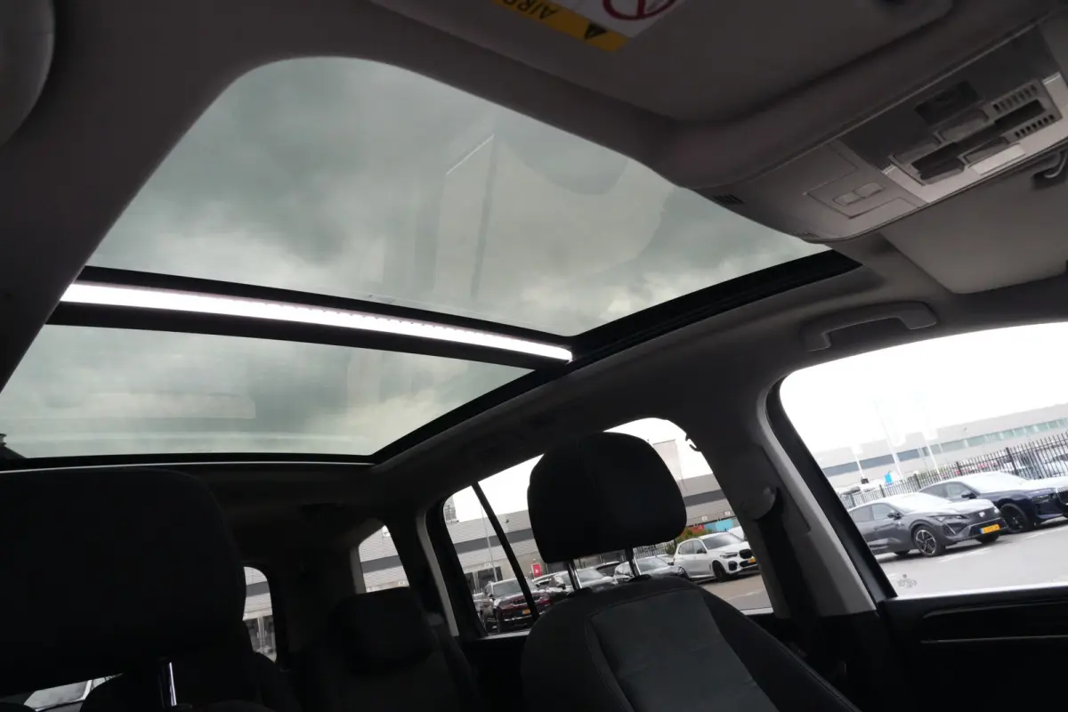 1.8 TSI Highline Business R 7p | 180pk | Pano | ACC | Camera | Volkswagen Touran 1.8 TSI Highline Business R 7P met 1.8 viercilinder benzinemotor en 7-traps DSG automaat, goed voor 179 PK. Z