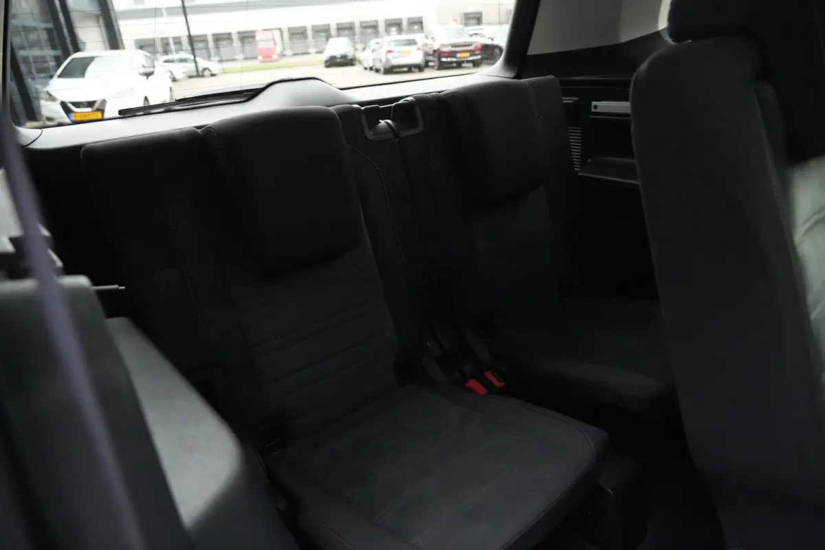 1.8 TSI Highline Business R 7p | 180pk | Pano | ACC | Camera | Volkswagen Touran 1.8 TSI Highline Business R 7P met 1.8 viercilinder benzinemotor en 7-traps DSG automaat, goed voor 179 PK. Z