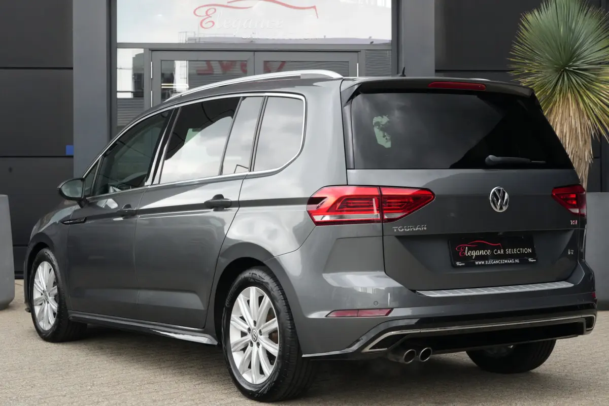 1.8 TSI Highline Business R 7p | 180pk | Pano | ACC | Camera | Volkswagen Touran 1.8 TSI Highline Business R 7P met 1.8 viercilinder benzinemotor en 7-traps DSG automaat, goed voor 179 PK. Z