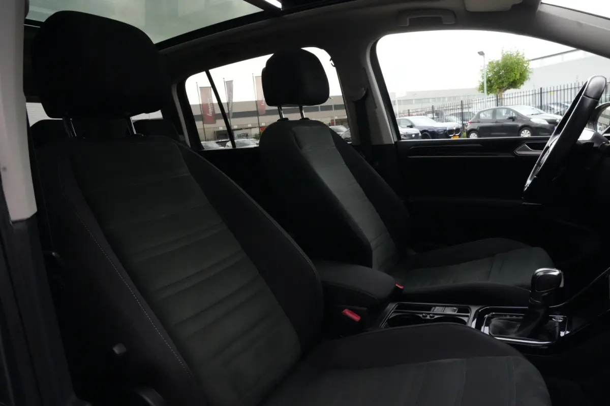 1.8 TSI Highline Business R 7p | 180pk | Pano | ACC | Camera | Volkswagen Touran 1.8 TSI Highline Business R 7P met 1.8 viercilinder benzinemotor en 7-traps DSG automaat, goed voor 179 PK. Z