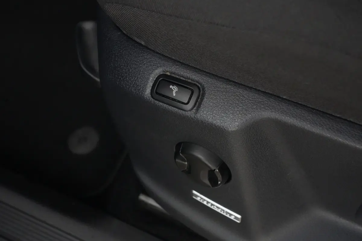1.8 TSI Highline Business R 7p | 180pk | Pano | ACC | Camera | Volkswagen Touran 1.8 TSI Highline Business R 7P met 1.8 viercilinder benzinemotor en 7-traps DSG automaat, goed voor 179 PK. Z