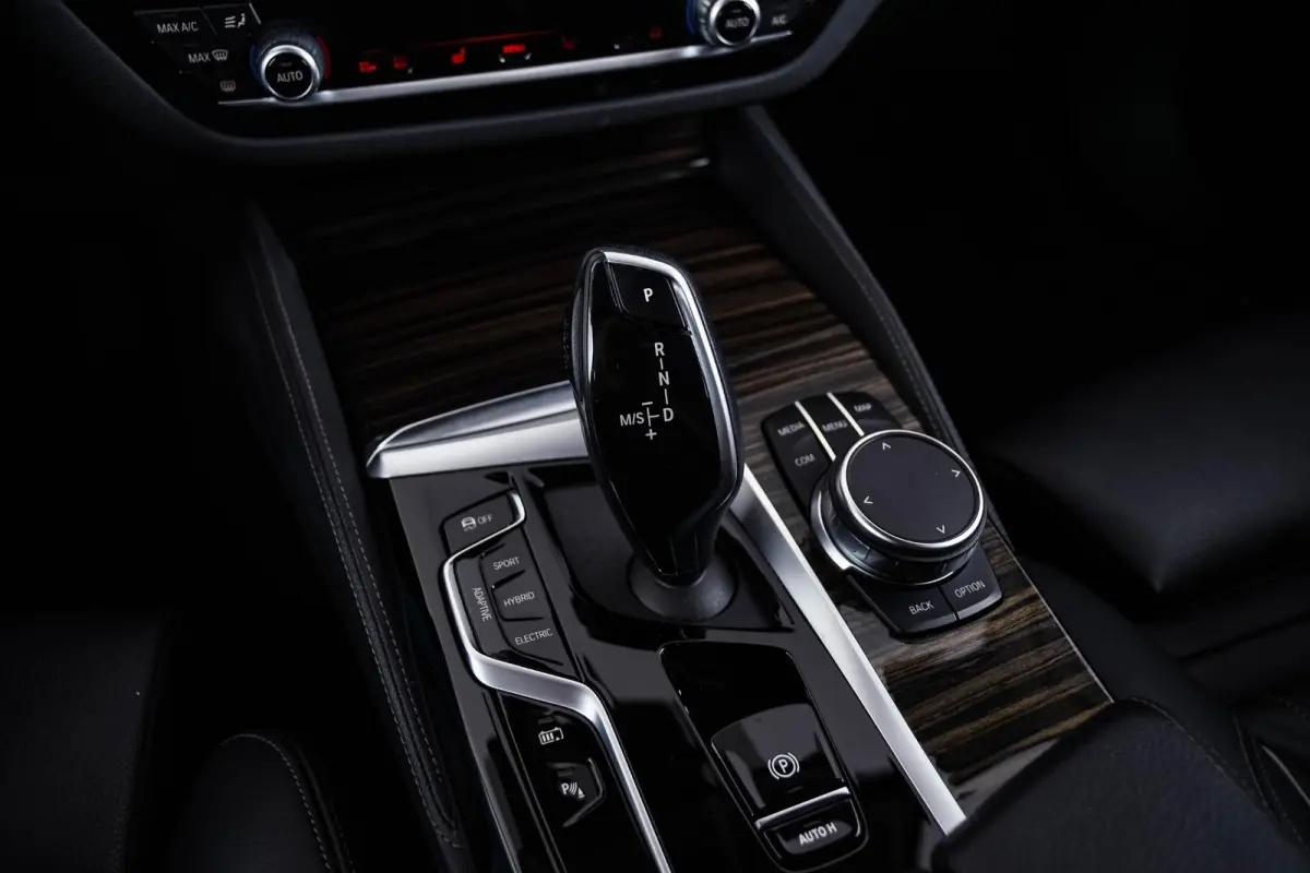 530e Luxury Line - Driving Assistant Professional - Head up - Comfort Access - BMW Laserlight - Getinte Ruiten - High Beam Assistant - Comfortstoelen - Stuurwielrand verwarmd -