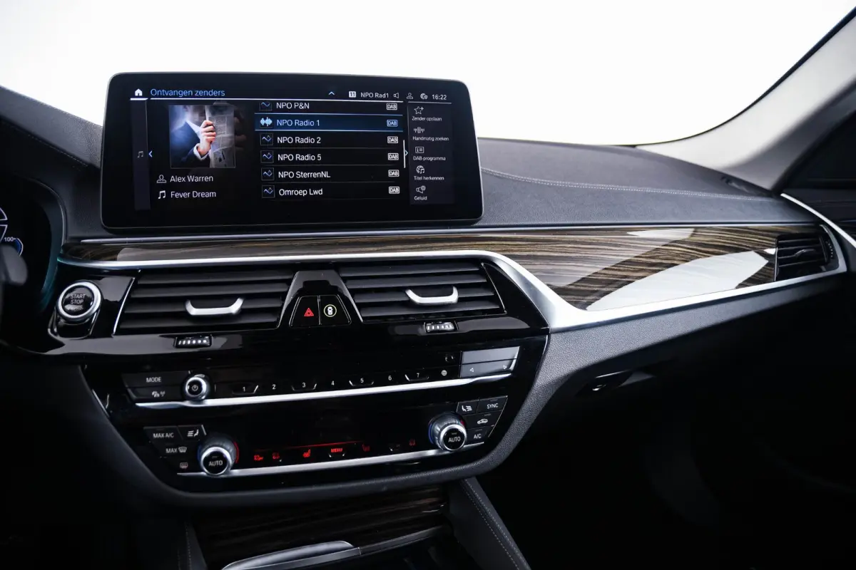 530e Luxury Line - Driving Assistant Professional - Head up - Comfort Access - BMW Laserlight - Getinte Ruiten - High Beam Assistant - Comfortstoelen - Stuurwielrand verwarmd -