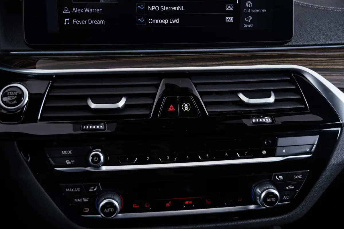 530e Luxury Line - Driving Assistant Professional - Head up - Comfort Access - BMW Laserlight - Getinte Ruiten - High Beam Assistant - Comfortstoelen - Stuurwielrand verwarmd -