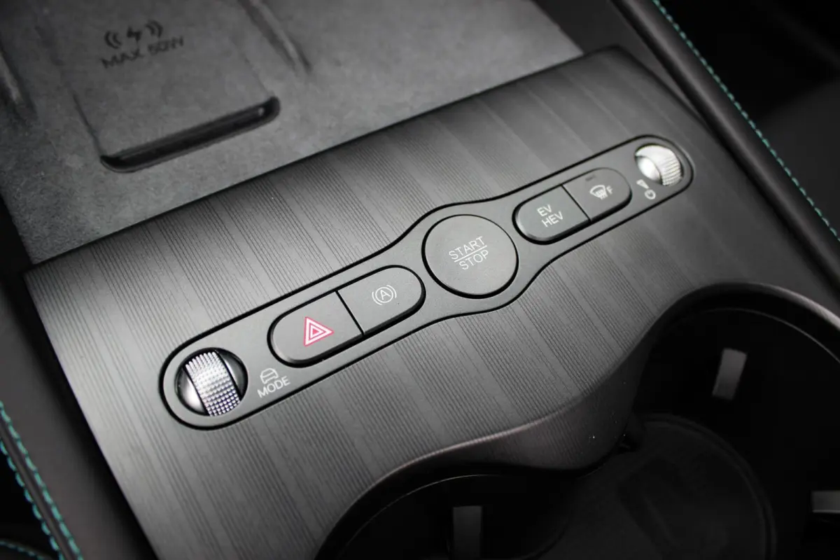 1.5 DM-i Comfort Lite // Long Range 19 kWh | Panoramadak | 360 camera | Sfeerverlichting | Smartphone Key | CarPlay & Android Auto | Fabrieksgarantie