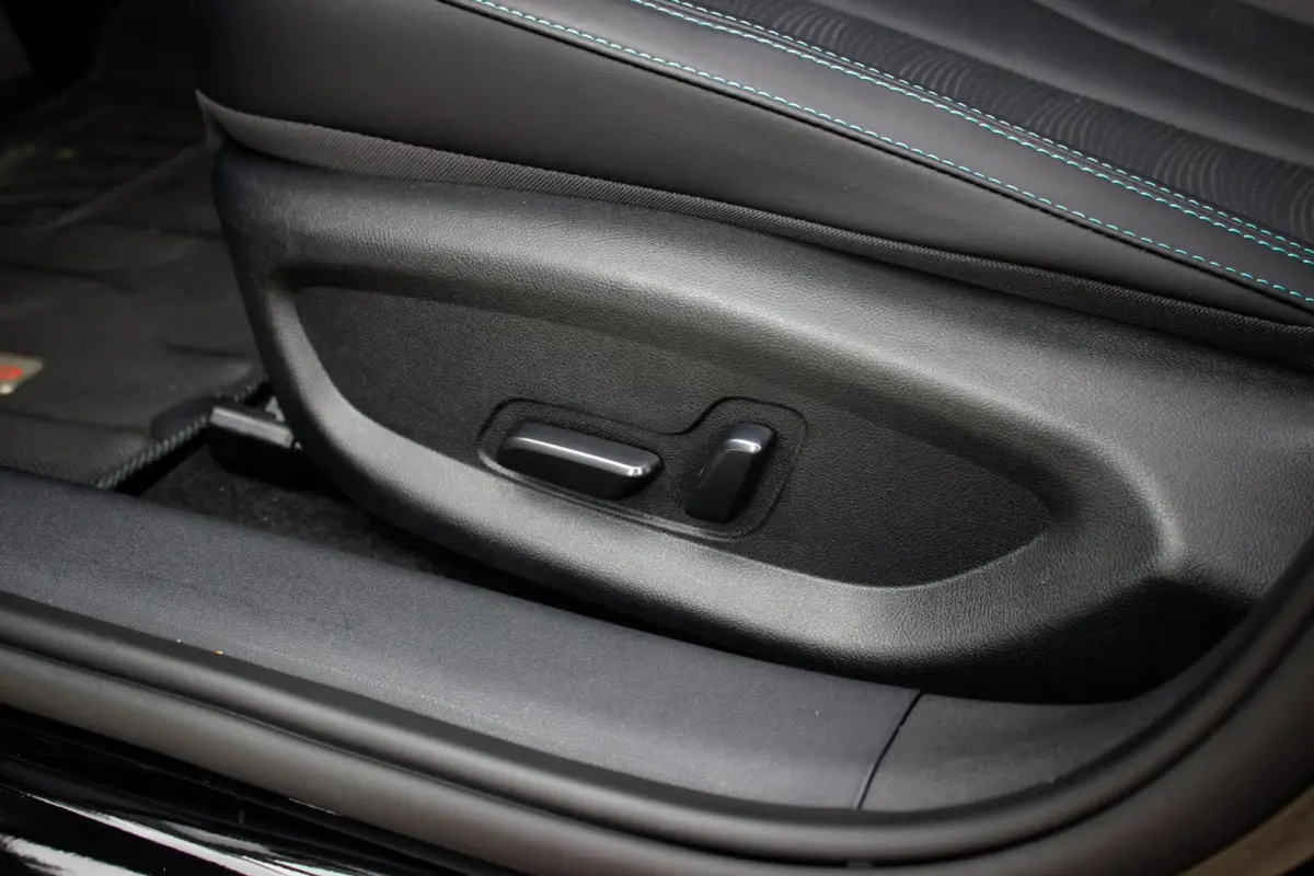1.5 DM-i Comfort Lite // Long Range 19 kWh | Panoramadak | 360 camera | Sfeerverlichting | Smartphone Key | CarPlay & Android Auto | Fabrieksgarantie
