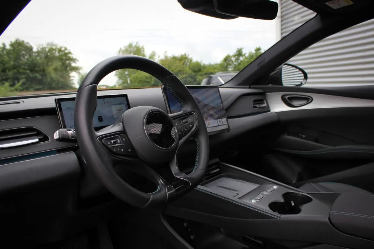 1.5 DM-i Comfort Lite // Long Range 19 kWh | Panoramadak | 360 camera | Sfeerverlichting | Smartphone Key | CarPlay & Android Auto | Fabrieksgarantie