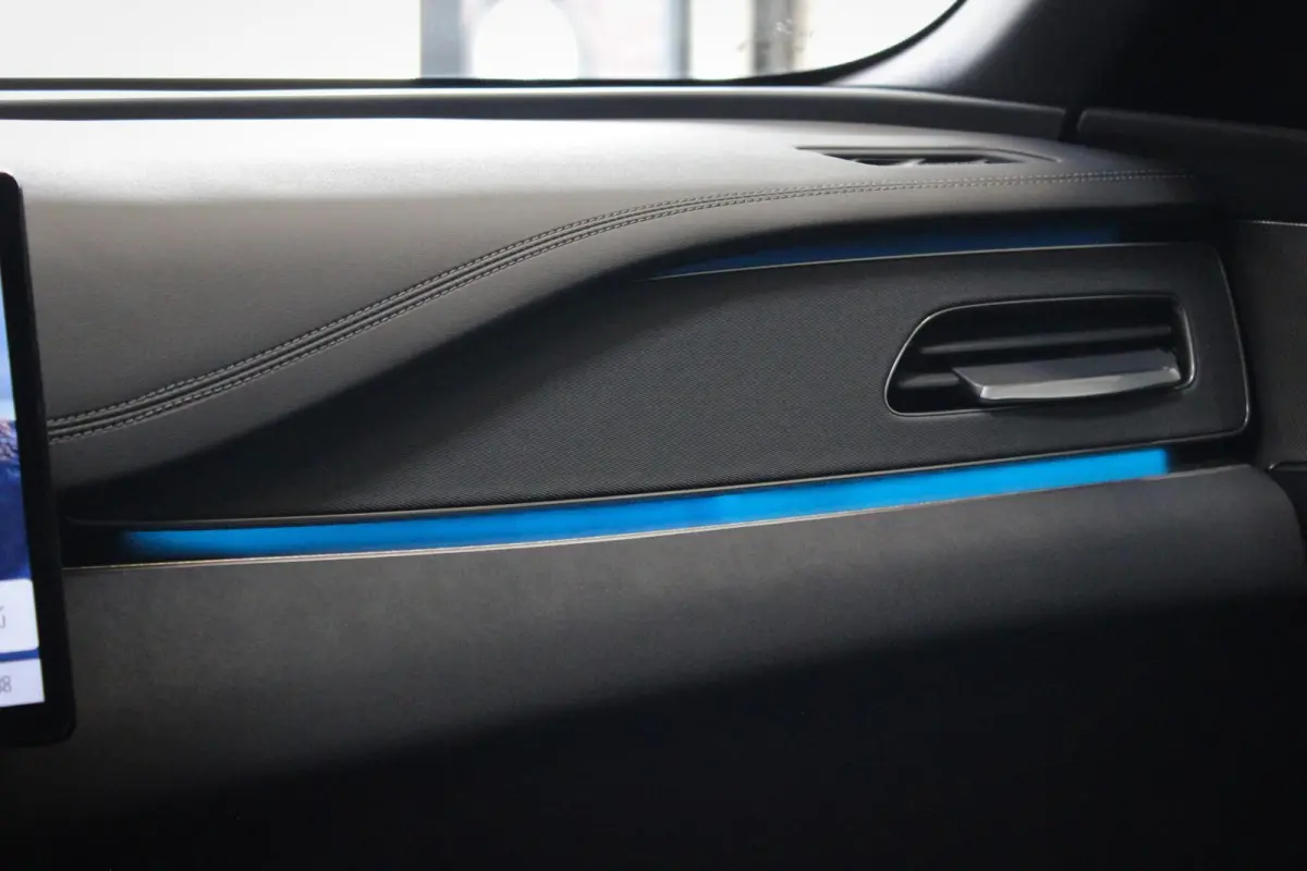 1.5 DM-i Comfort Lite // Long Range 19 kWh | Panoramadak | 360 camera | Sfeerverlichting | Smartphone Key | CarPlay & Android Auto | Fabrieksgarantie
