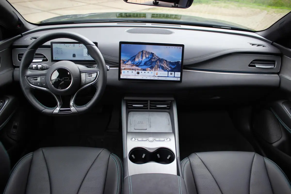1.5 DM-i Comfort Lite // Long Range 19 kWh | Panoramadak | 360 camera | Sfeerverlichting | Smartphone Key | CarPlay & Android Auto | Fabrieksgarantie