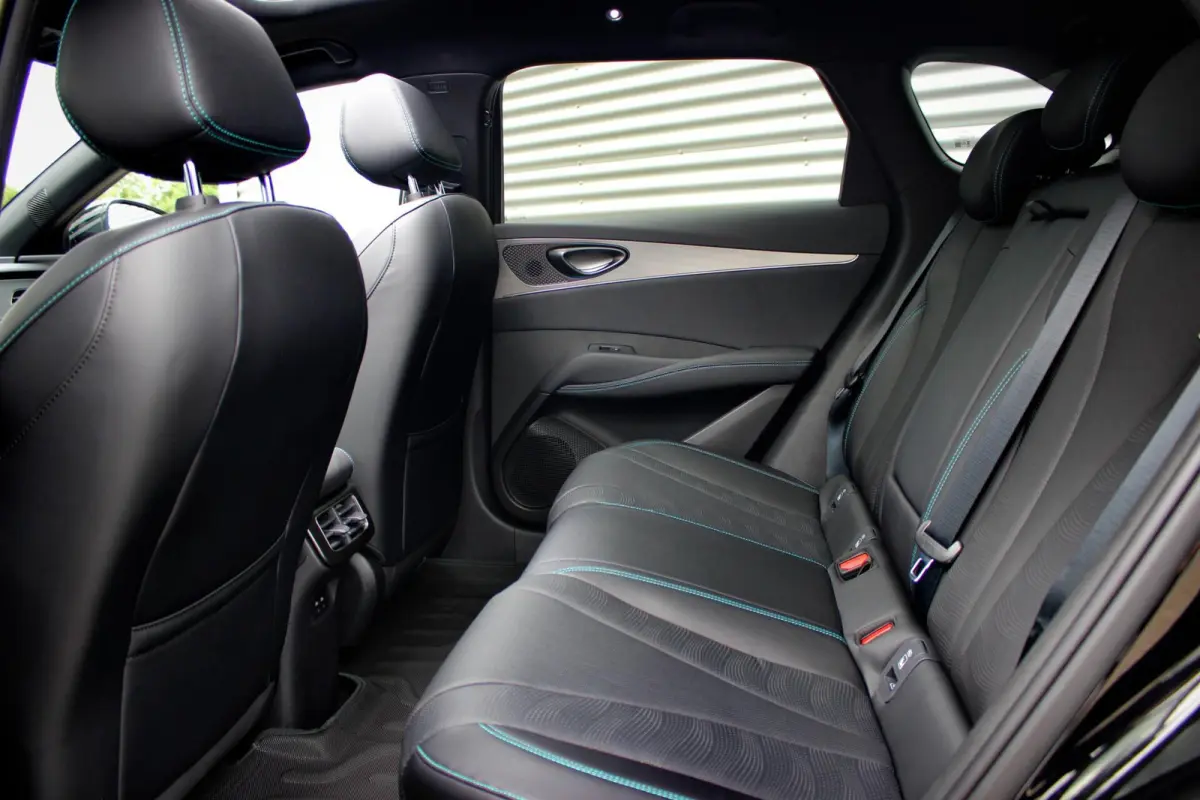 1.5 DM-i Comfort Lite // Long Range 19 kWh | Panoramadak | 360 camera | Sfeerverlichting | Smartphone Key | CarPlay & Android Auto | Fabrieksgarantie