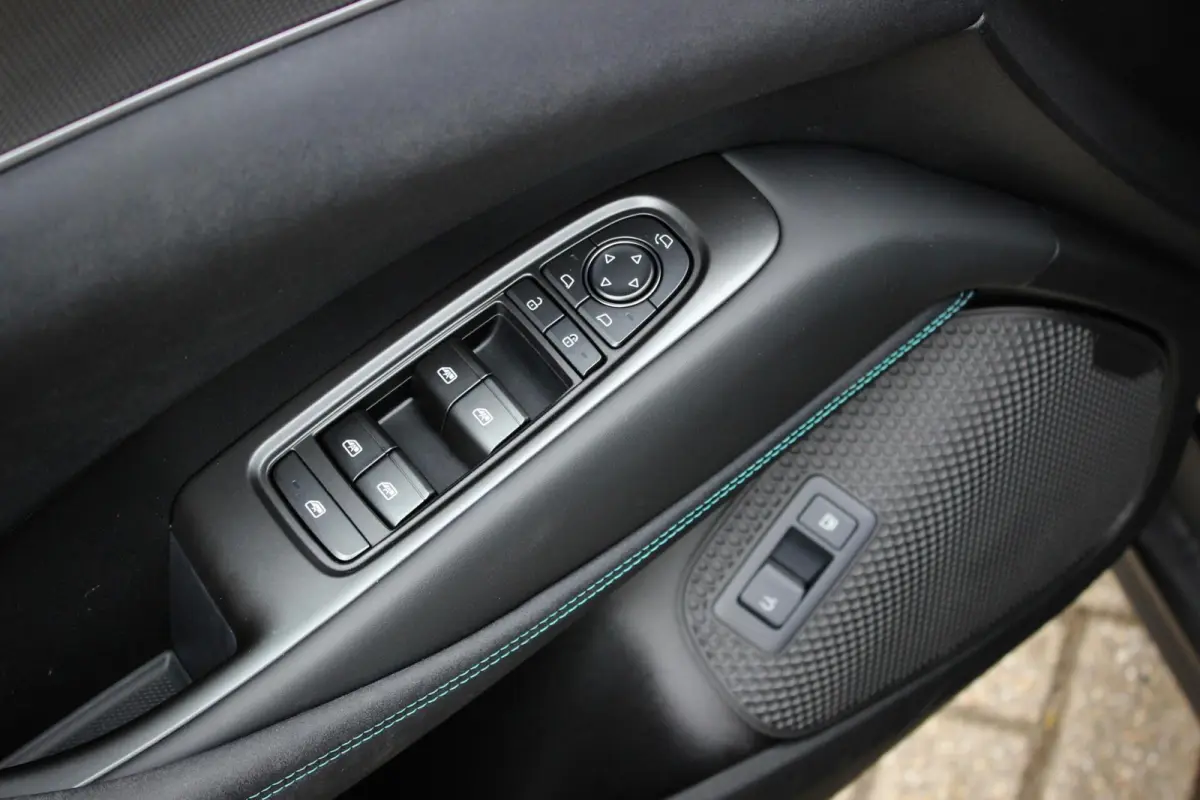 1.5 DM-i Comfort Lite // Long Range 19 kWh | Panoramadak | 360 camera | Sfeerverlichting | Smartphone Key | CarPlay & Android Auto | Fabrieksgarantie