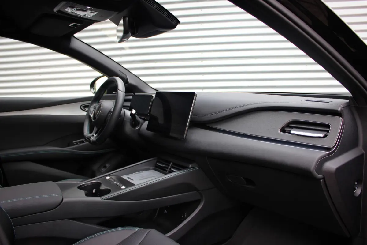 1.5 DM-i Comfort Lite // Long Range 19 kWh | Panoramadak | 360 camera | Sfeerverlichting | Smartphone Key | CarPlay & Android Auto | Fabrieksgarantie