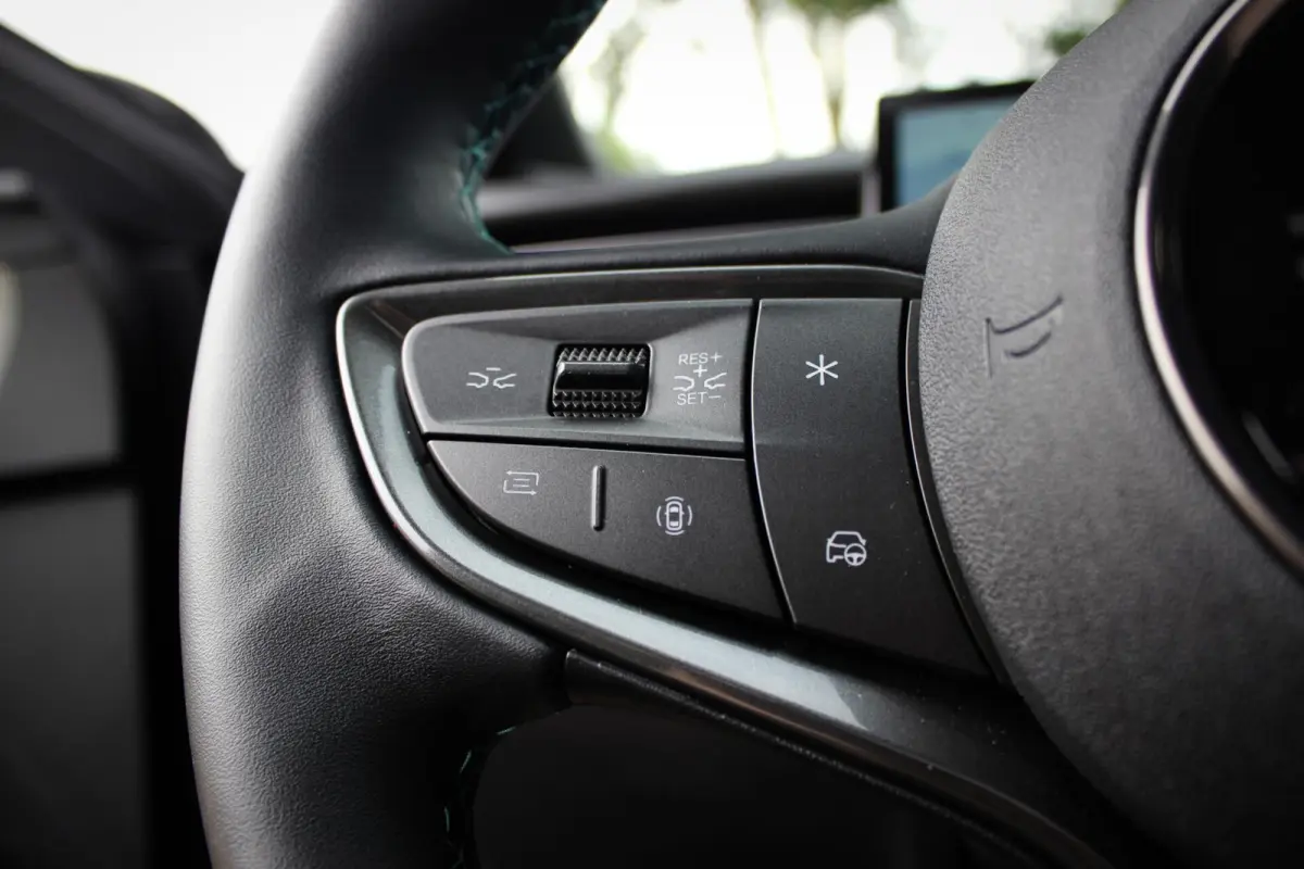 1.5 DM-i Comfort Lite // Long Range 19 kWh | Panoramadak | 360 camera | Sfeerverlichting | Smartphone Key | CarPlay & Android Auto | Fabrieksgarantie